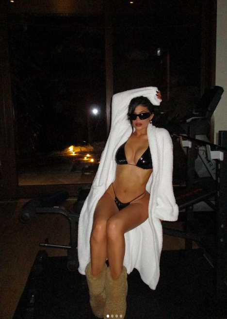 Kylie Jenner raises the temperature in a black bikini, sister Khloe Kardashian has the BEST response