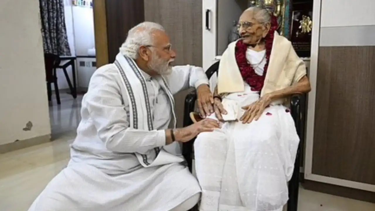 Shah Rukh Khan, Salman Khan and other BTown celebs pay tribute to PM Narendra Modi’s mother Heeraben Modi Shah Rukh Khan, Salman Khan and other BTown celebs pay tribute to PM Narendra Modi’s mother Heeraben Modi