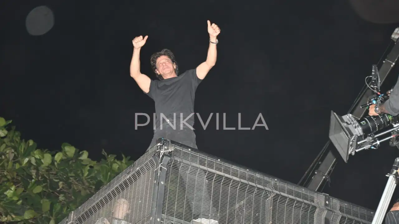 Shah Rukh Khan greets fans outside Mannat Shah Rukh Khan