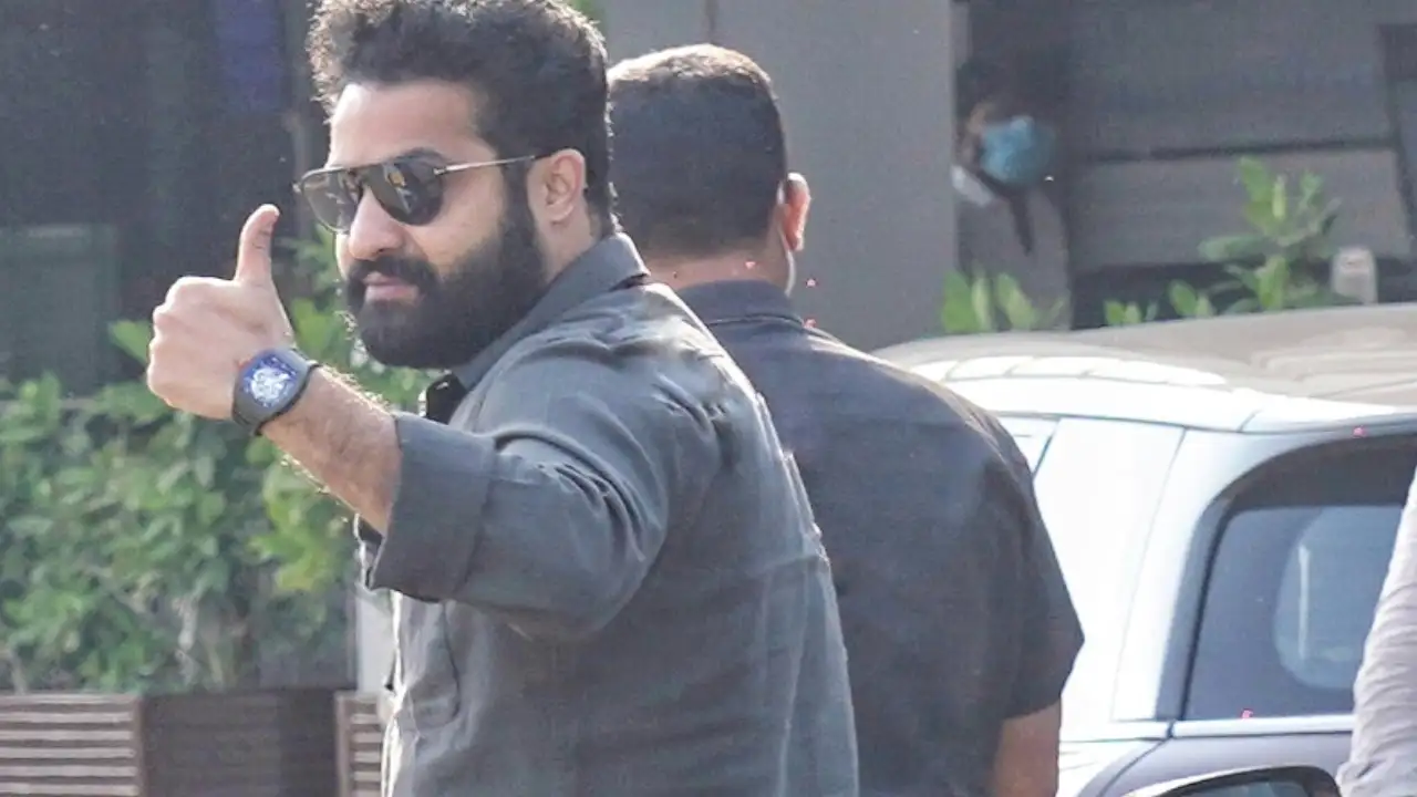 Jr NTR gets mobbed by fans and media at airport as he returns after  attending Golden Globes; WATCH | PINKVILLA