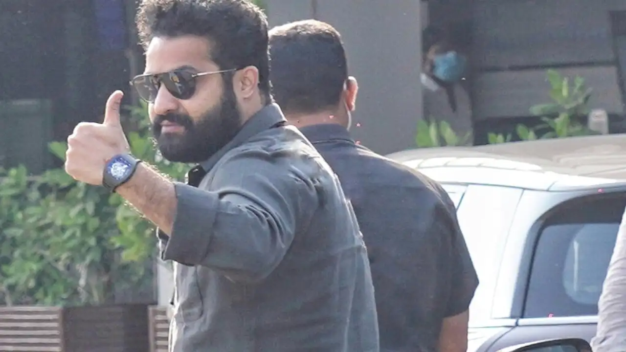 Jr NTR gets mobbed by fans and media at airport as he returns after attending Golden Globes; WATCH | PINKVILLA Jr NTR gets mobbed by fans and media at airport as he returns after attending Golden Globes; WATCH | PINKVILLA