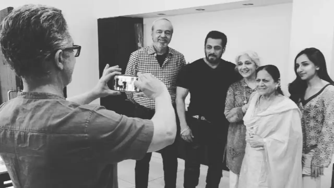 Picture courtesy: Instagram Salman Khan poses with Aamir Khan's family