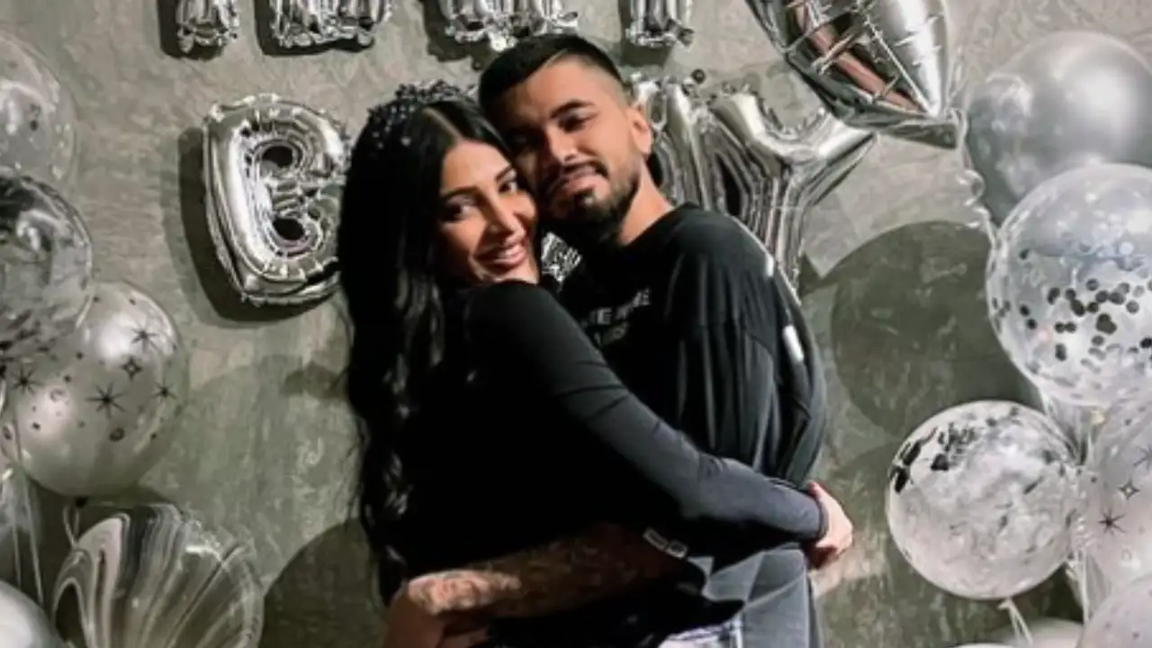 PICS: Shruti Haasan rings in birthday with Santanu Hazarika, Kajol, Akshara; Looks stunning in a black dress Shruti Haasan's birthday celebrations