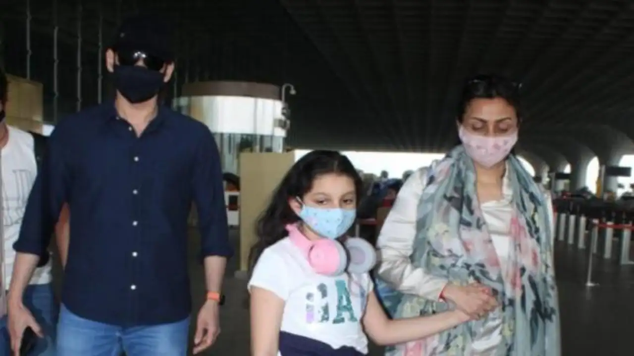 Mahesh Babu and his family clicked at Hyderabad airport as they return from vacation in London; WATCH Mahesh Babu and his family clicked at airport