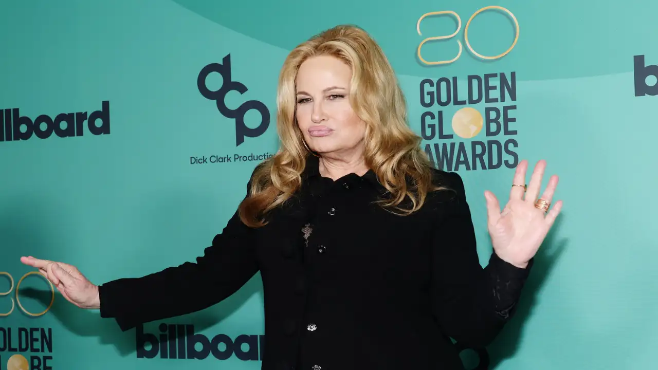 Jennifer Coolidge won the Best Supporting Actress Award at Golden Globes 2023. Jennifer Coolidge
