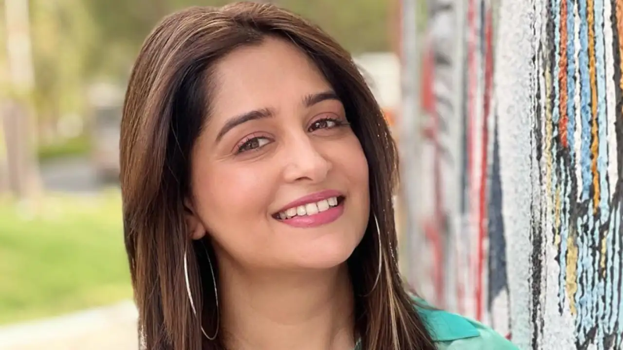 Mom-to-be Dipika Kakar looks gorgeous as she poses in a pink dress on her day out Mom-to-be Dipika Kakar looks gorgeous as she poses in a pink dress on her day out