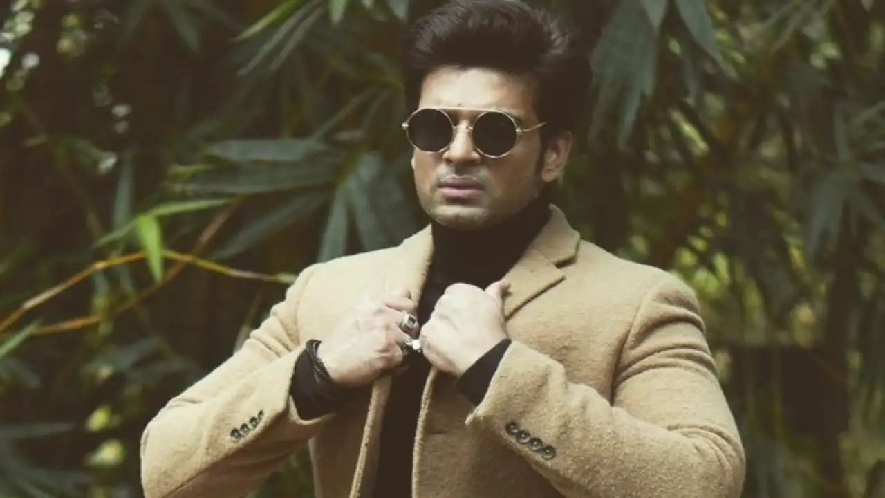 Karan Kundrra looks dapper as he drops BTS PICS from Ishq Mein Ghayal Karan Kundrra looks dapper as he drops BTS PICS from Ishq Mein Ghayal