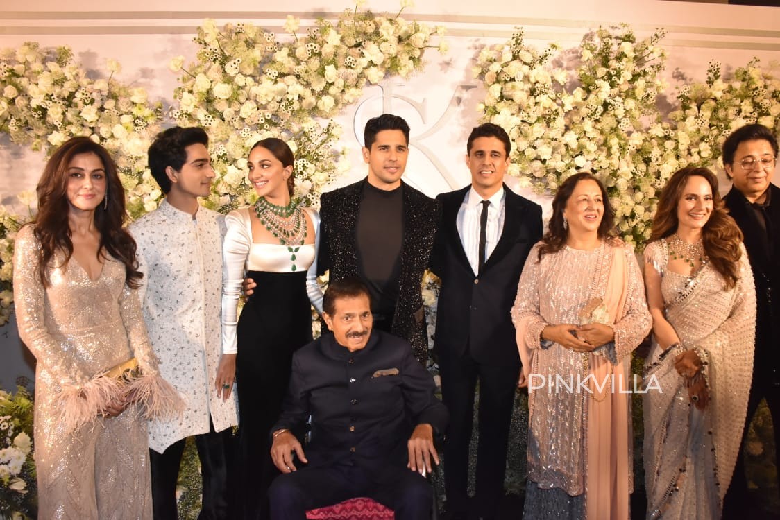 Sidharth Malhotra and Kiara Advani with family (Credits: Viral Bhayani)