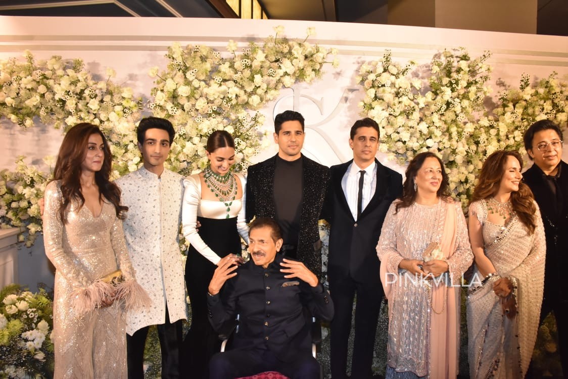 Sidharth Malhotra and Kiara Advani are all smiles as they pose with family at their wedding reception: PICS | PINKVILLA