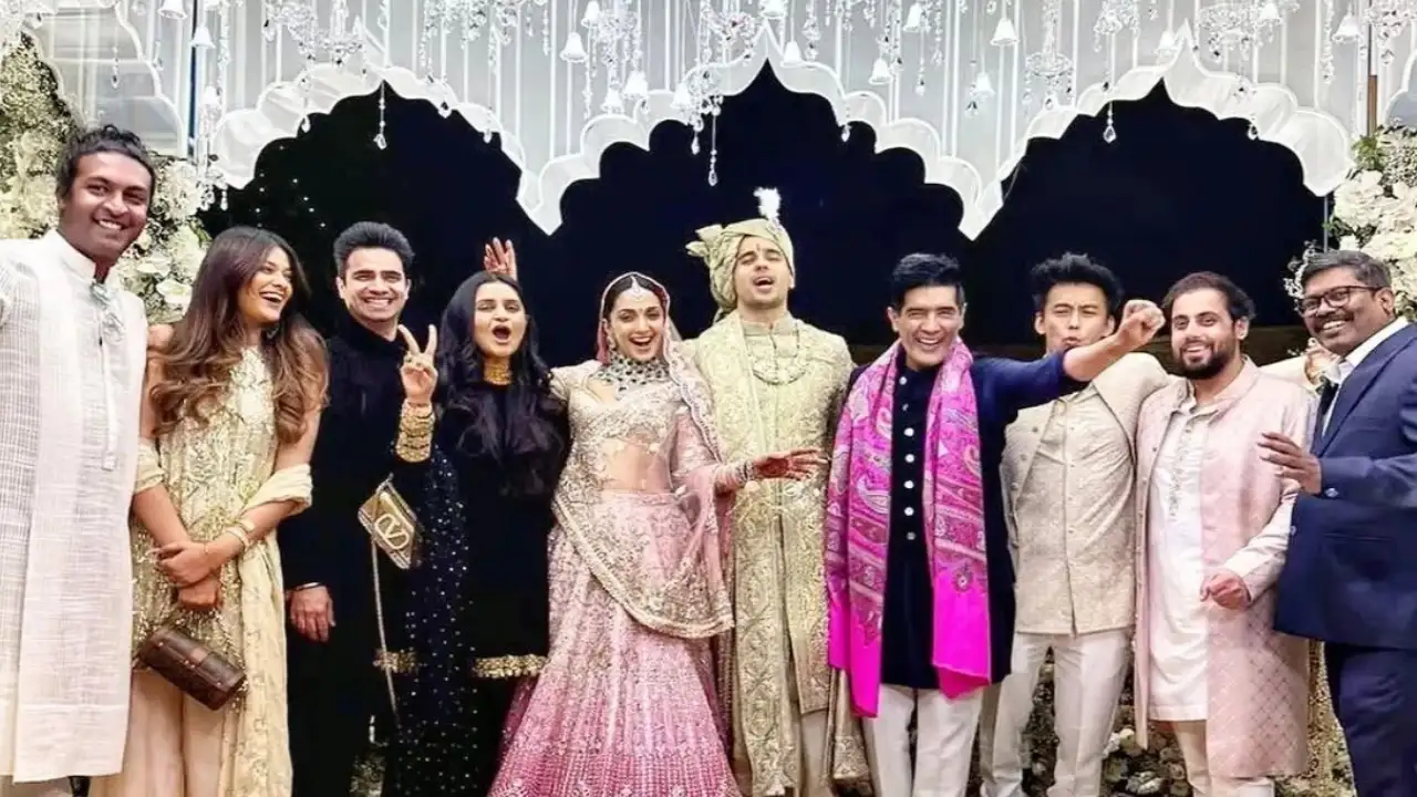 Sidharth Malhotra-Kiara Advani make for a happy couple in UNSEEN PICS with guests from their grand wedding | PINKVILLA