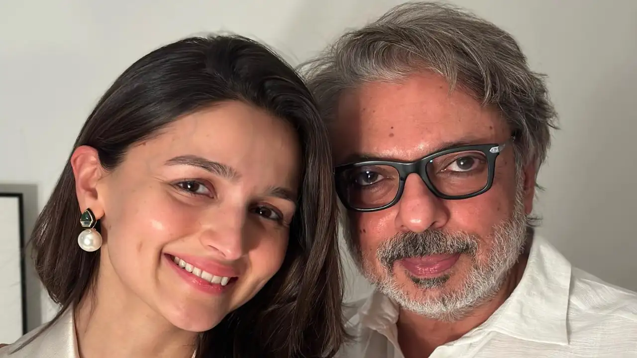 Alia Bhatt celebrates 1 yr of Gangubai Kathiawadi, twins with Sanjay Leela Bhansali in ‘Gangu wala safed’; PIC Alia Bhatt celebrates 1 yr of Gangubai Kathiawadi, twins with Sanjay Leela Bhansali in ‘Gangu wala safed’; PIC