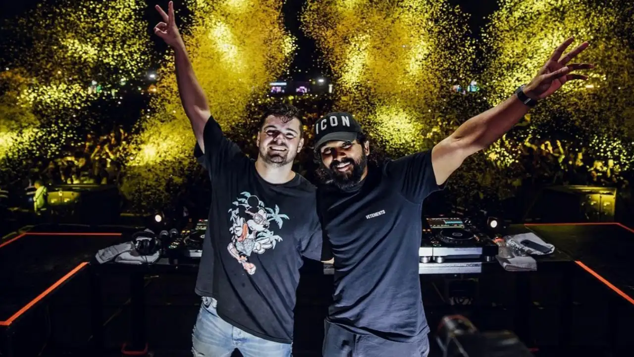 Allu Arjun shakes a leg on Pushpa song 'O Antava' as he joins DJ Martin Garrix for a fun show; Watch VIDEO | PINKVILLA Allu Arjun shakes a leg on Pushpa song 'O Antava' as he joins DJ Martin Garrix for a fun show; Watch VIDEO | PINKVILLA