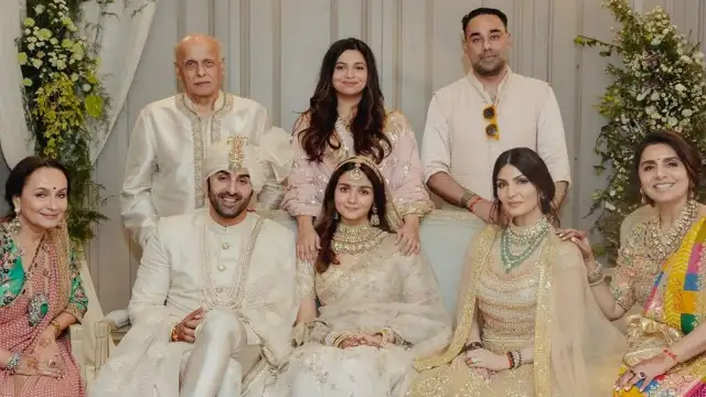 Alia Bhatt and Ranbir Kapoor with family (Credits: Instagram)