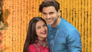 Divyanka Tripathi-Vivek Dahiya look beautiful in ethnic outfits as they attend sister Riya's mehendi; PICS