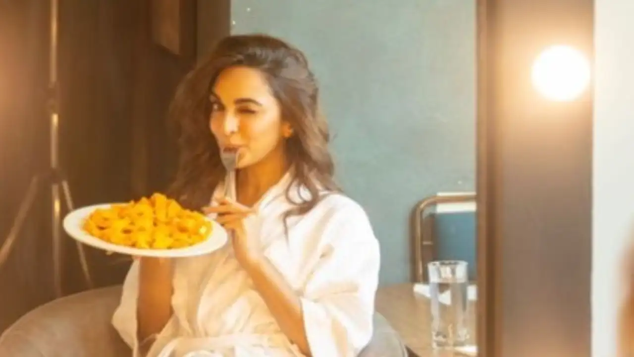 Kiara Advani hints at a ‘major announcement’, shares pic in a bathrobe from makeup room Kiara Advani hints at a ‘major announcement’, shares pic in a bathrobe from makeup room