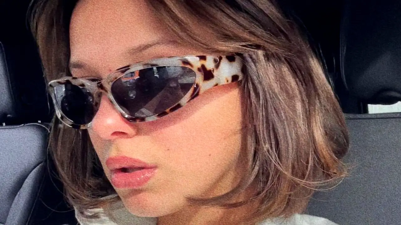 573365361 millie bobby brown book 1280*720