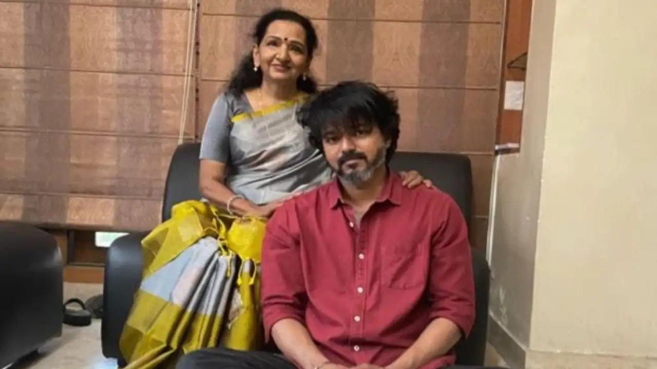 1450210755 thalapathy vijay with mom shoba twitter debut 1280*720