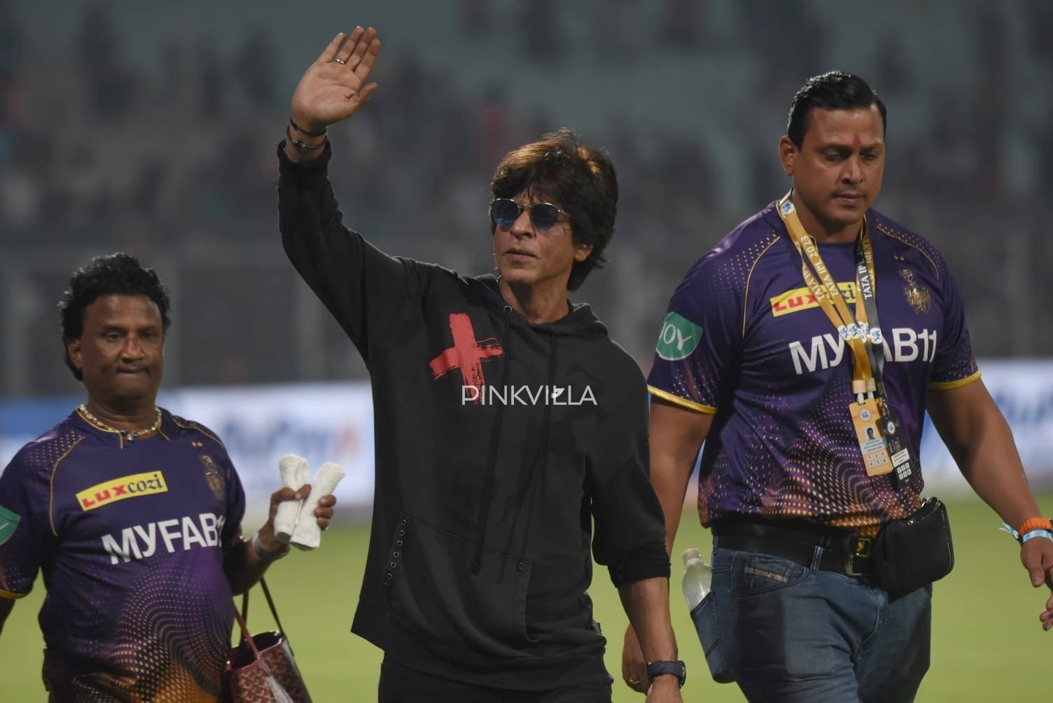Shah Rukh Khan greets fans after the match (Credits: APH Images)