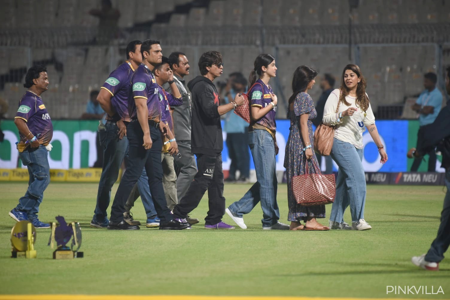 Shah Rukh Khan spotted with Suhana Khan, Shanaya Kapoor, and Pooja Dadlani (Credits: APH Images)