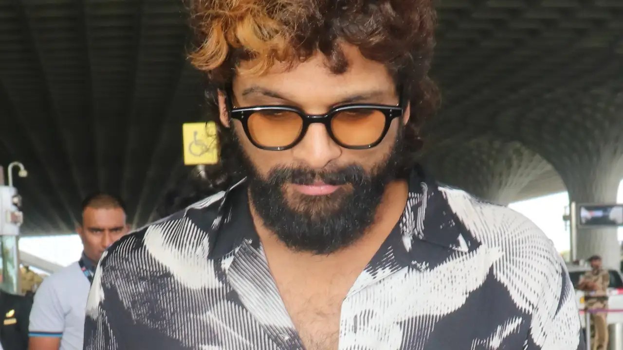 1815087728 photos allu arjun flaunts his golden hair look for pushpa 2 papped at mumbai airport in a super cool avatarjpeg 1280*720