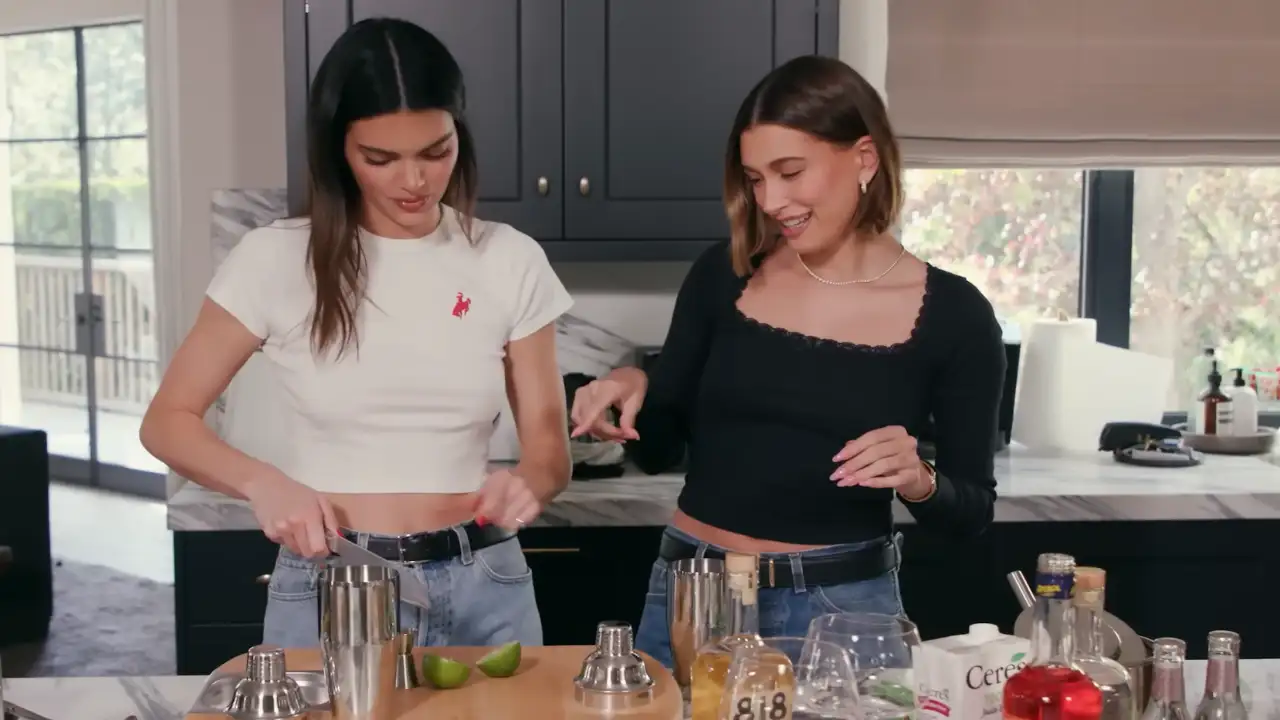 260948090 hailey bieber kendall jenner chopping 1280*720