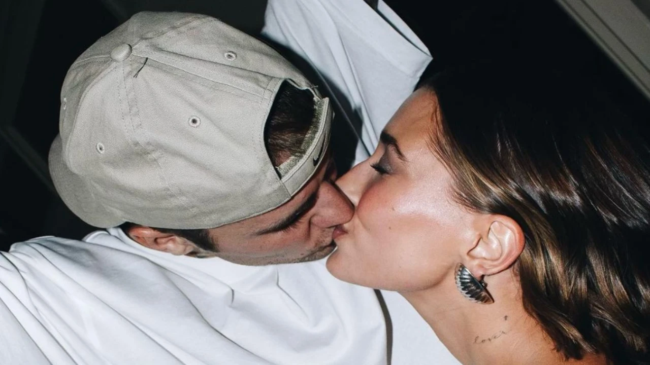 1054618794 justin bieber hailey bieber kiss 1280*720