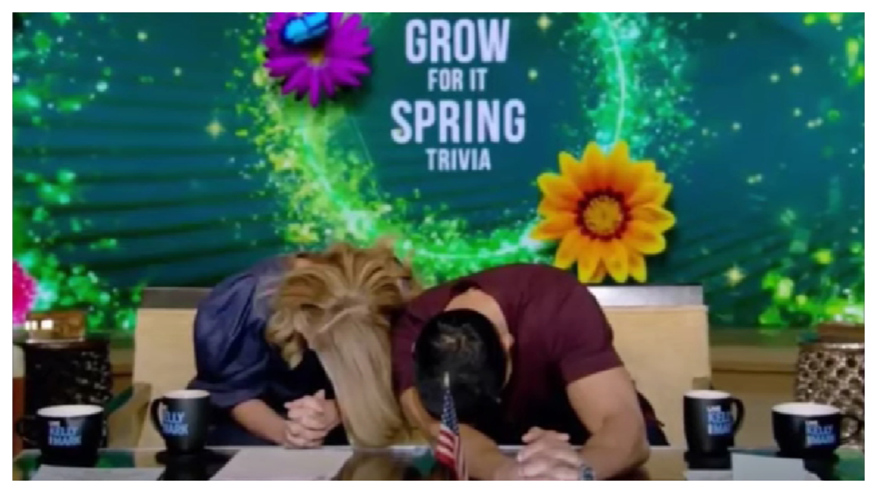Kelly Ripa and Mark Consuelos (credits: YouTube)