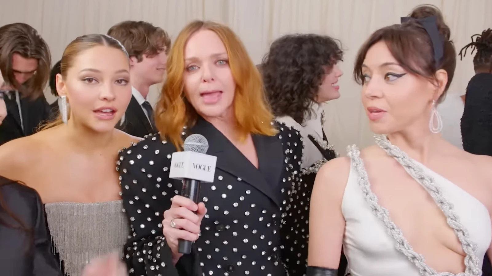 Awkward' Met Gala interview with Aubrey Plaza, Chloe Fineman, Stella  McCartney goes viral