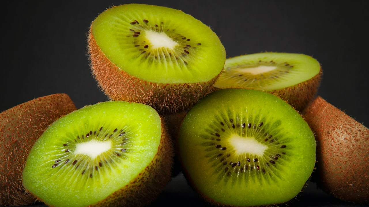 How To Select and How To Store Kiwi Fruit - The Produce Moms