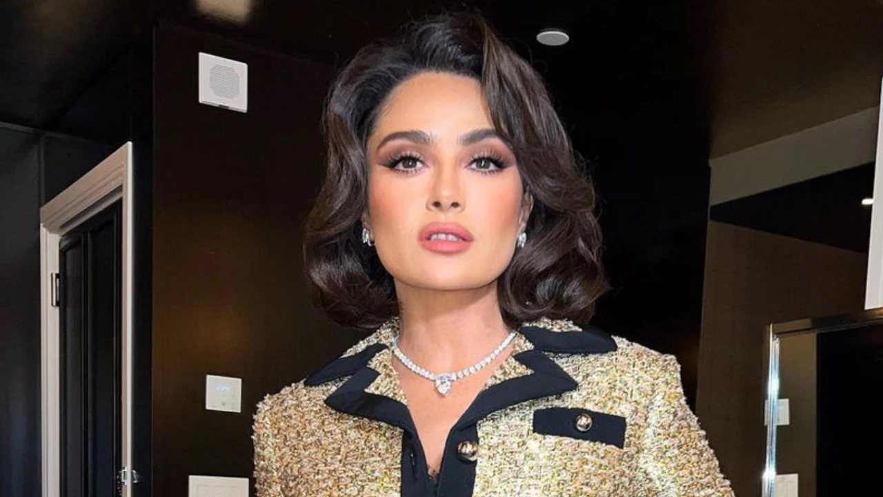 Did Salma Hayek suffer a wardrobe malfunction by dancing in a bathrobe on Instagram Live?