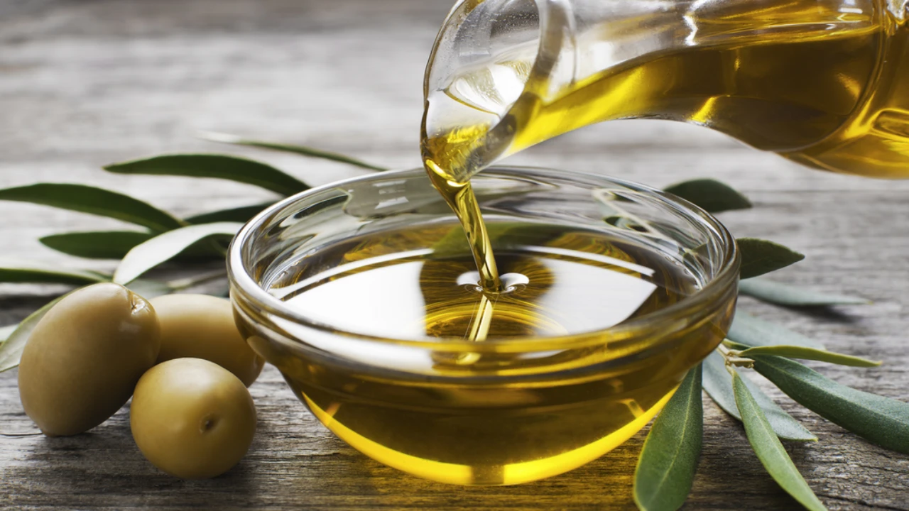 How to Use Olive Oil to Get Glowing Skin: An Expert Guide