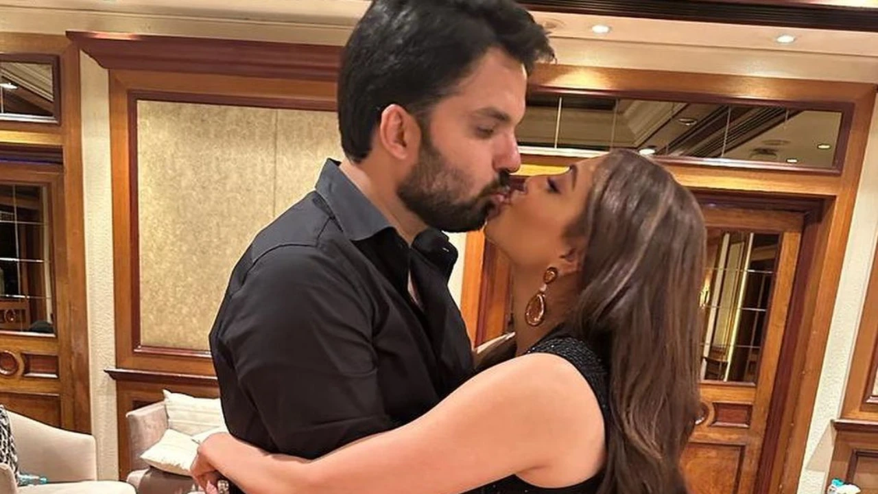 Telugu Kajal Sex Videos - Kajal Aggarwal locks lips with 'main man' Gautam Kitchlu; See PIC |  PINKVILLA