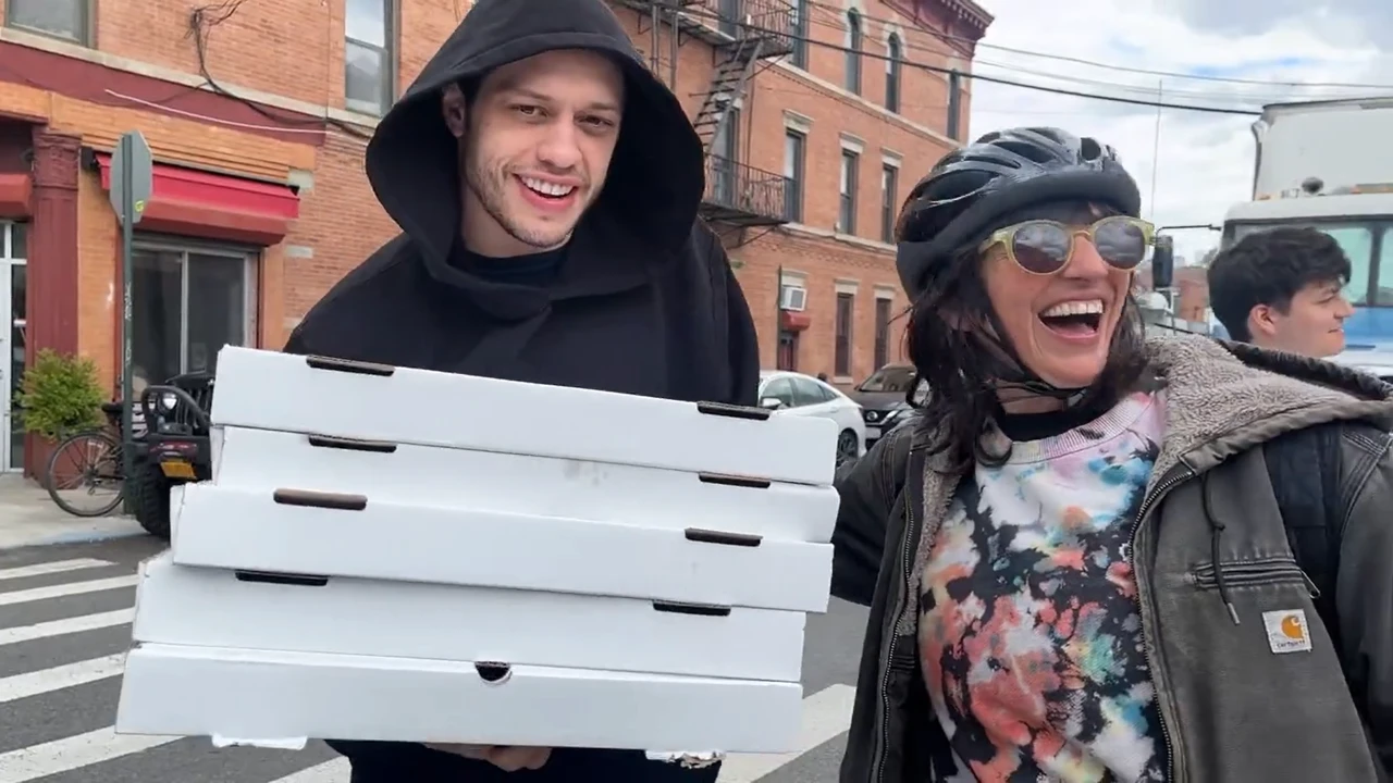 940305592 pete davidson pizzas writers strike 1280*720