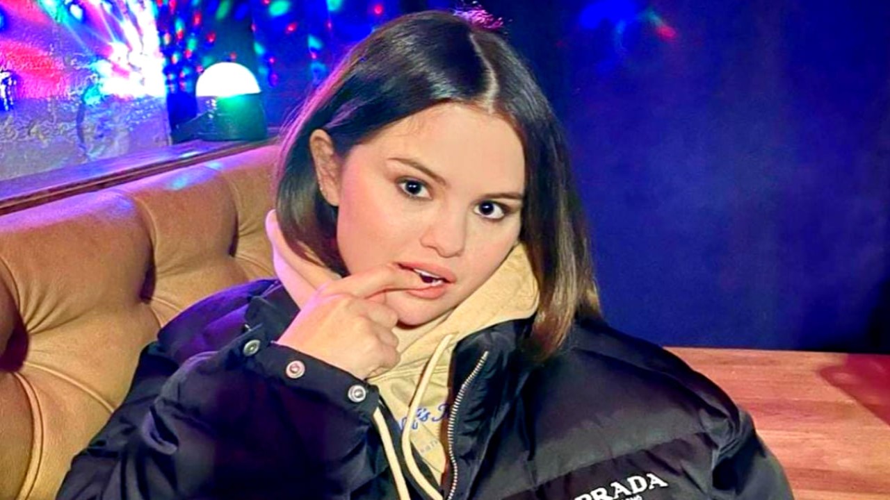 Selena Gomez dons outfit from Dua Lipa’s Versace collection after ‘unfollowing’ fiasco; Latter REACTS