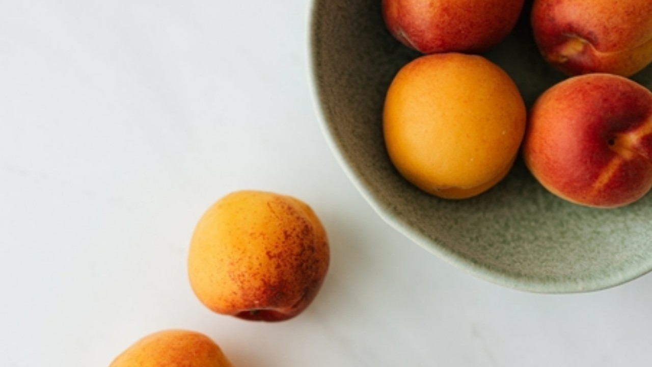 10 Surprising Health Benefits and Uses of Peaches