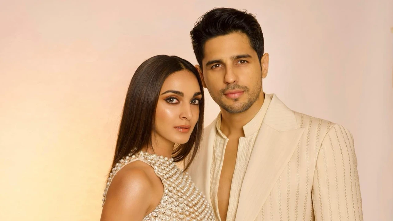 Siddharth Malhotra-Kiara Advani made a glamor couple, posed with a fan after a dinner date on Friday night;  Picture