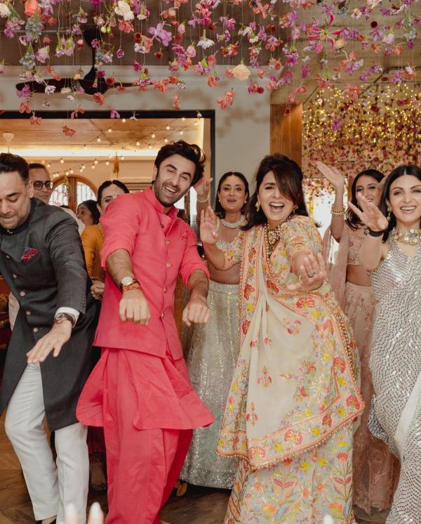 Alia Bhatt & Ranbir Kapoor paint a pretty pink picture for the Mehendi  ceremony in designer ensembles