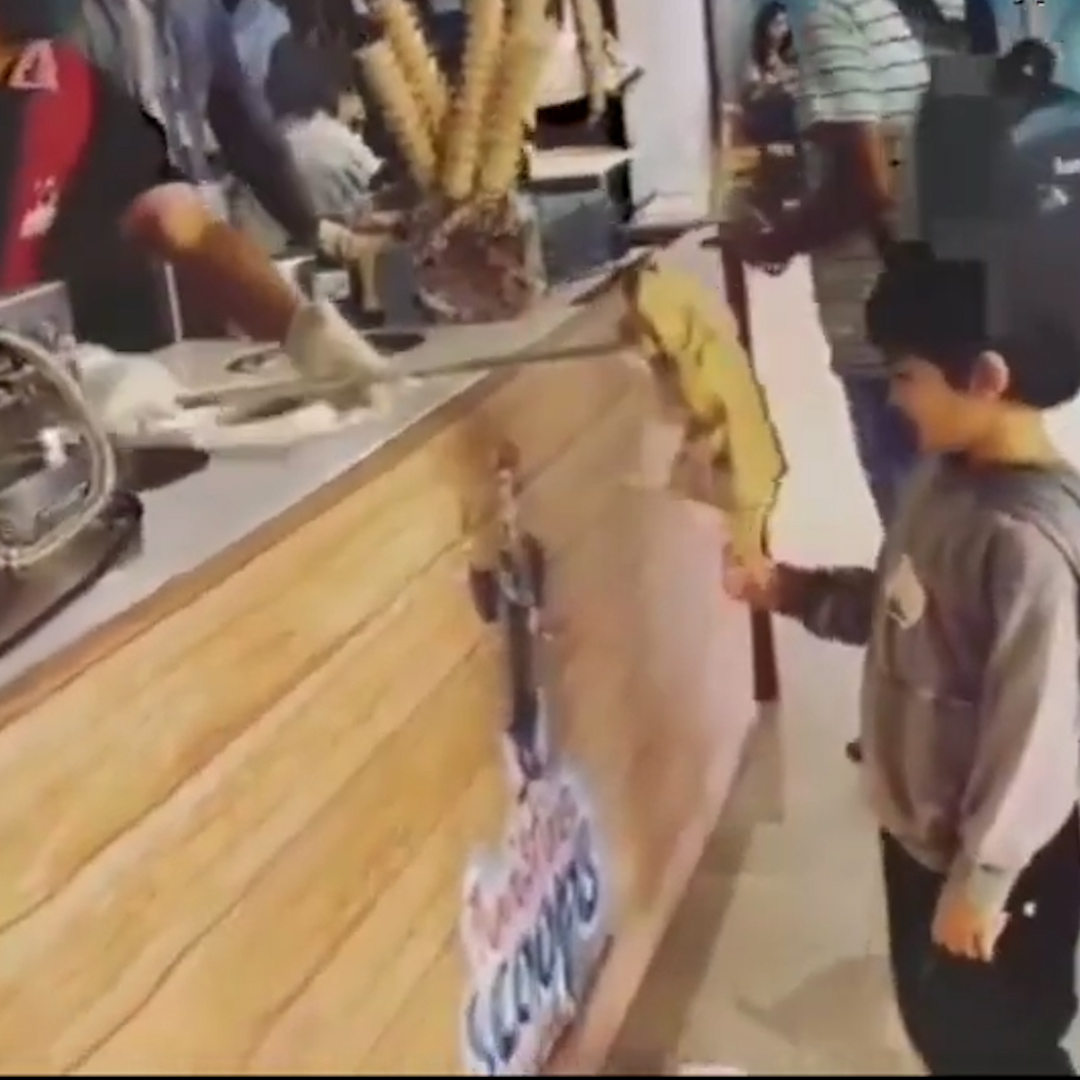 Ice-cream vendor tricks Taimur Ali Khan