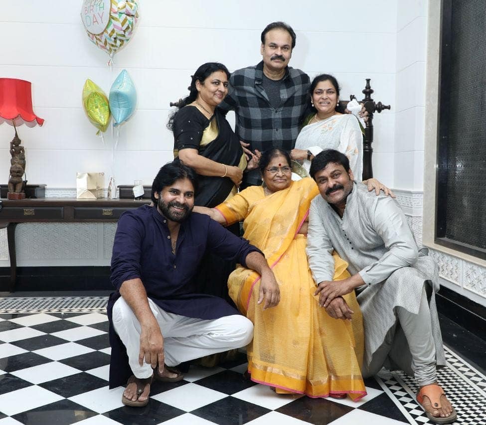 PHOTOS of Megastar Chiranjeevi that show he is a total family man ...