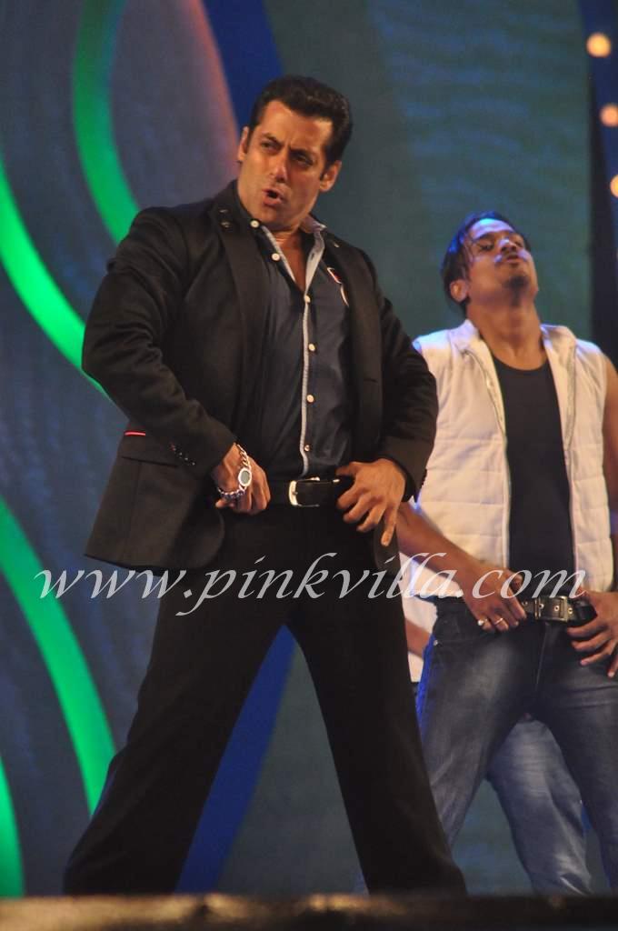 Salman Khan performs at the Police Umang Show 2012
