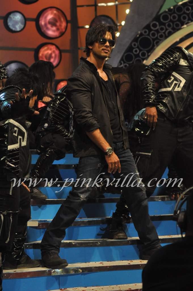 Shahid Kapoor performs at the Police Umang show 2012