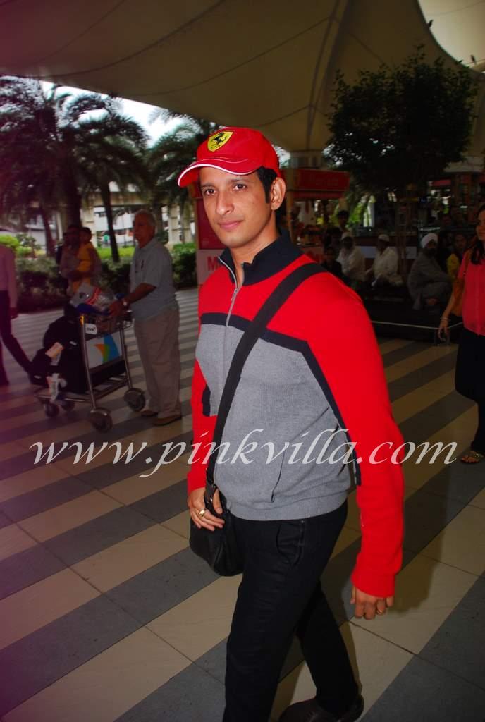 Sharman Joshi, Zeenat Aman, Prateik Babbar return from IIFA 2012