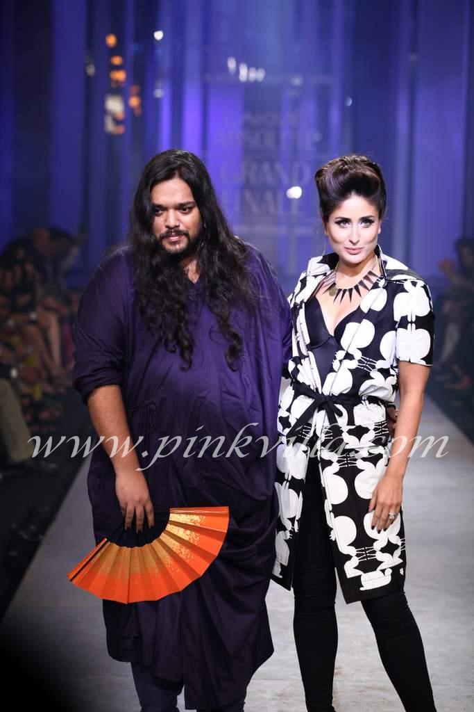 Kareena Kapoor walks the ramp for Kallol Datta at the  Grand Finale of Lakme Fashion We...