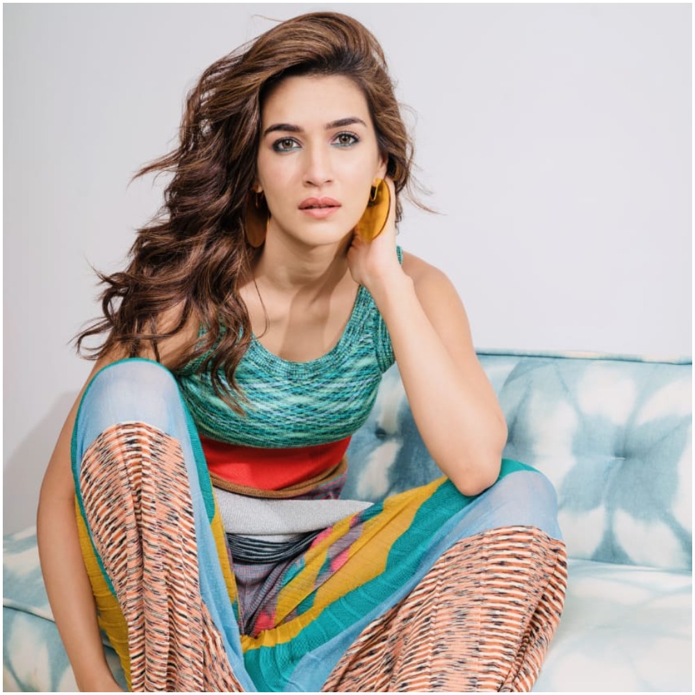 Kriti Sanon Xnx Com - PHOTOS: Kriti Sanon looks hot in this multi coloured outfit; Her eyes dare  you to try and look away | PINKVILLA