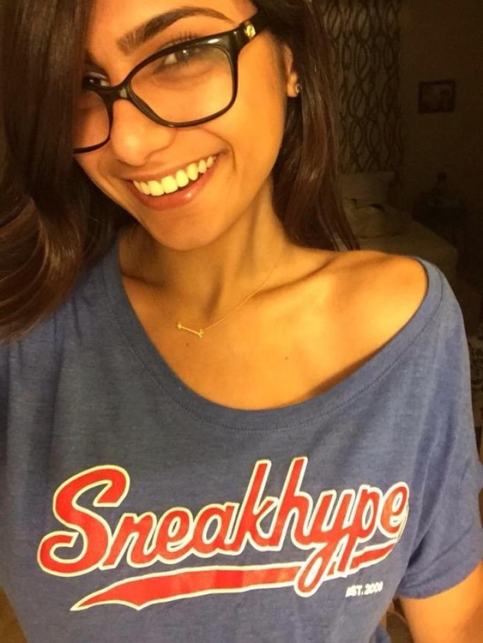 Mia Khalifa punches a fan for clicking selfie without her consent |  PINKVILLA