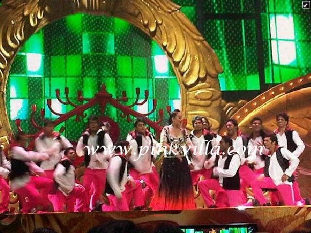 Sonakshi Sinha performs to 'Munni Badnaam' at IIFA Awards 2012