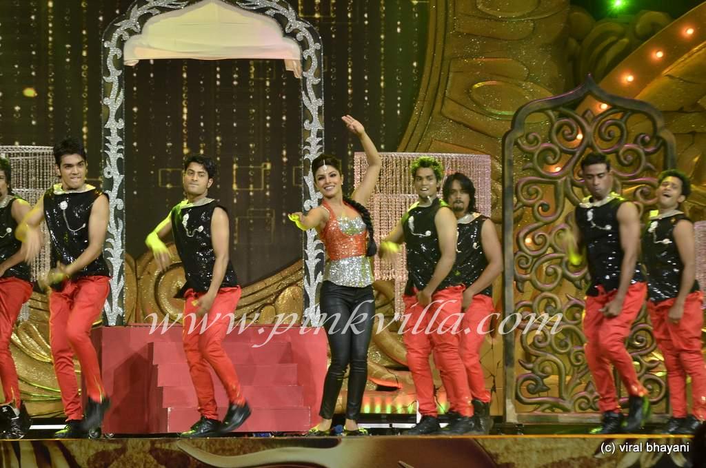 Photos: Priyanka Chopra performs at the IIFA Awards 2012