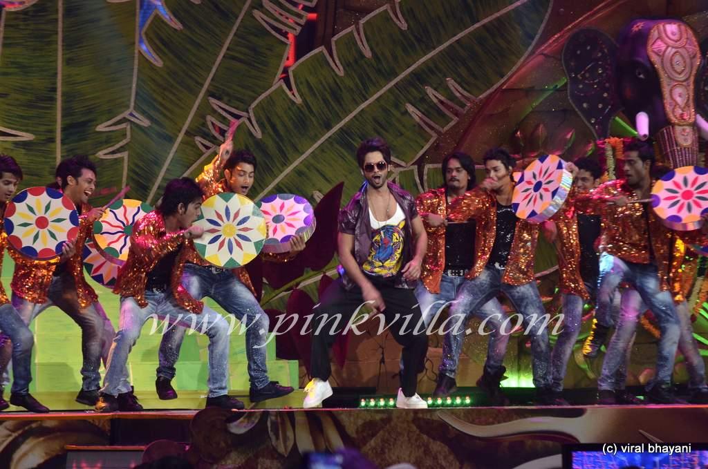 Photos: Shahid Kapoor performs at the IIFA Awards 2012