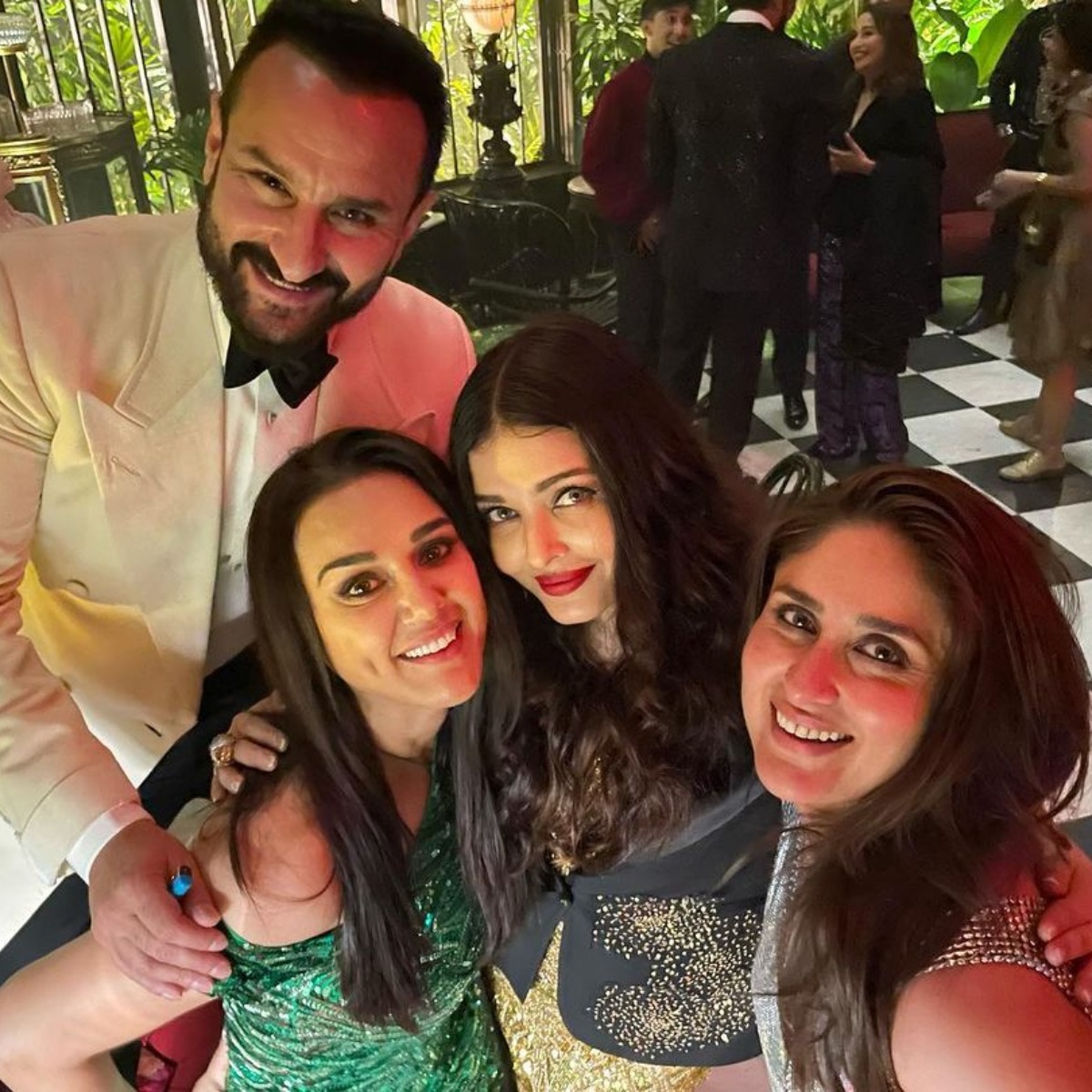 Aishwarya Rai Bachchan, Kareena Kapoor Khan, Saif Ali Khan pose with Preity Zinta at Karan Johar's party Aishwarya Rai Bachchan, Kareena Kapoor Khan, Saif Ali Khan pose with Preity Zinta at Karan Johar's party