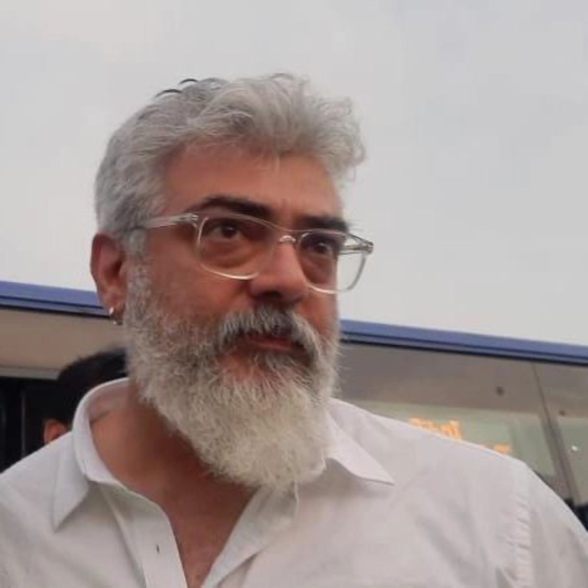 Ajith Kumar's latest PHOTOS while boarding a flight are proof of ...